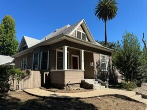 Building Photo - 500-500 N Oakland Ave