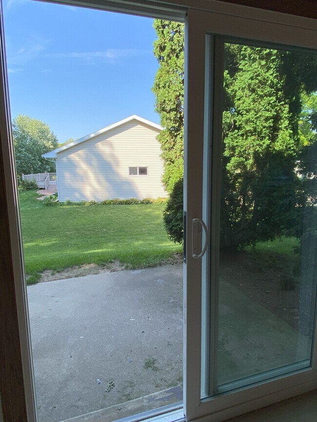 Patio desde el comedor - 893 S Main St