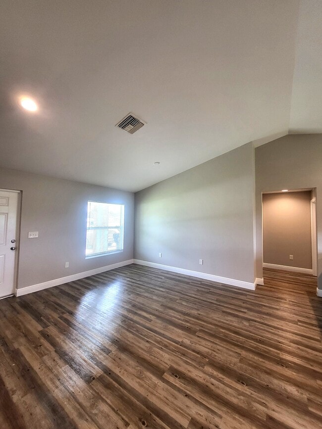 Building Photo - 5012 Dolphin Ct