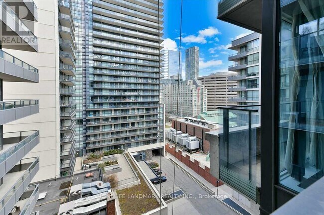 Photo du bâtiment - 111-1111 Elizabeth St