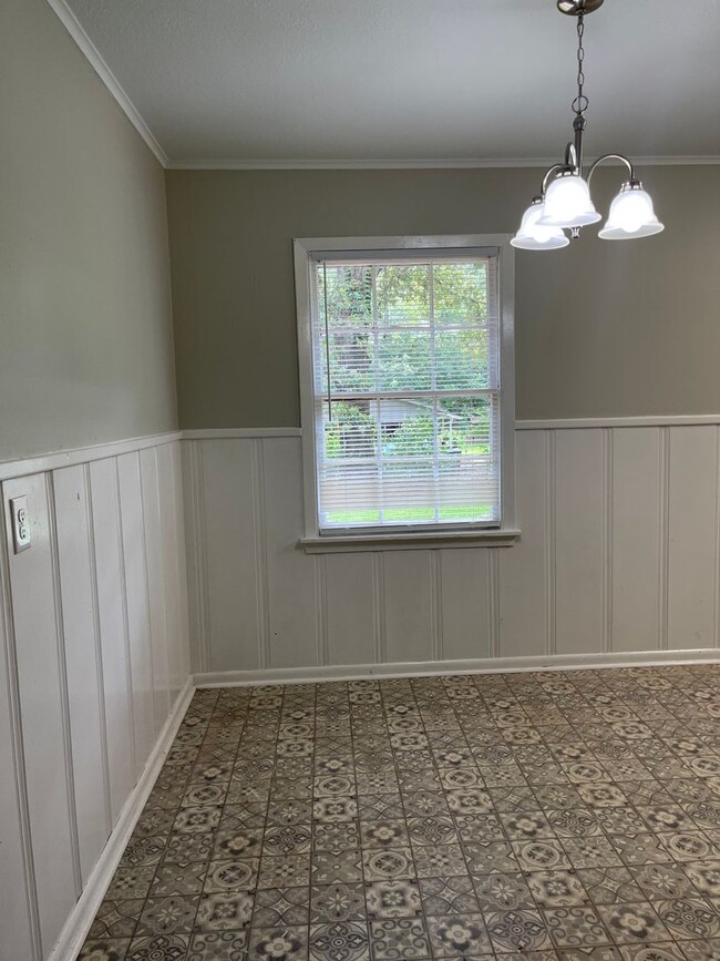 Building Photo - 3 Bedroom House Within Walking Distance of...