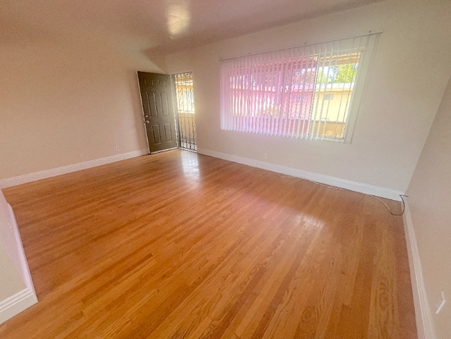 Foto del edificio - 515 W G St