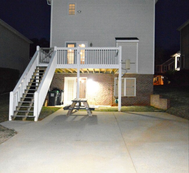 Building Photo - 332 Wyndhurst