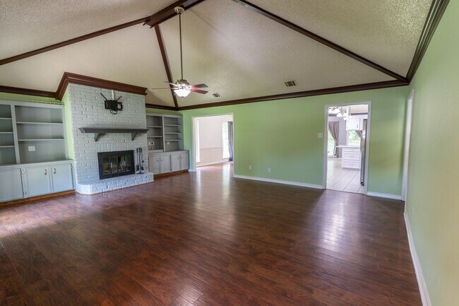 Building Photo - Charming 3 Bedroom Home in Dogwood Hills