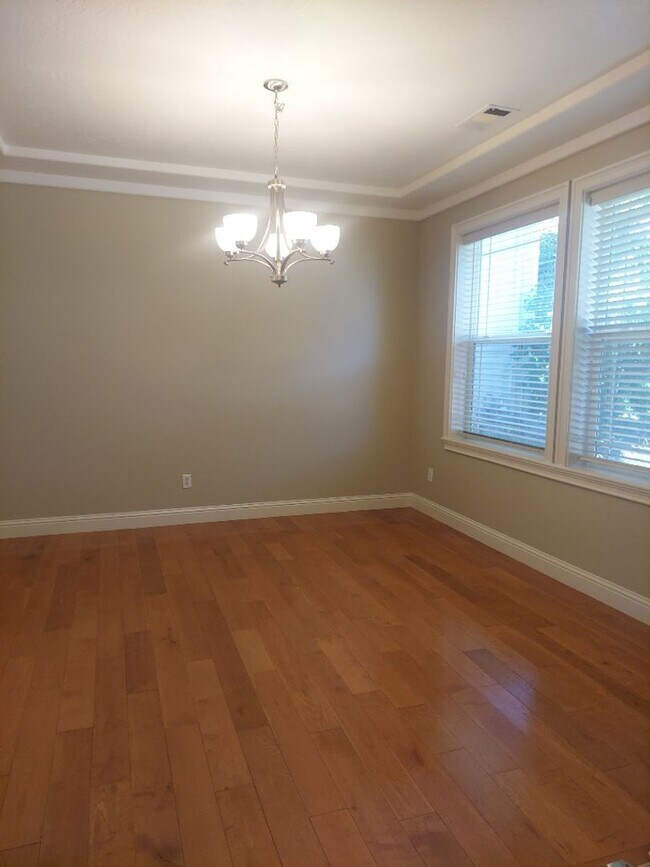Building Photo - 3 Bed 3 Bath Home in East Medford