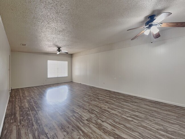 Foto del edificio - 6220 Wheaton Dr