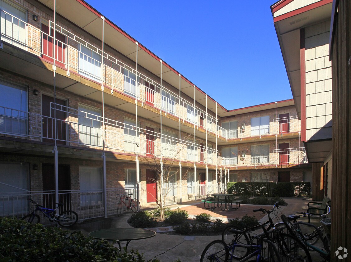 Building Photo - 2207 Leon St