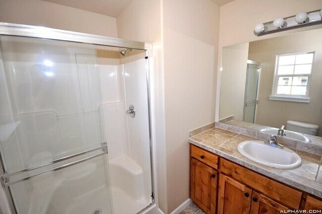 Foto del edificio - Craftsman Style Townhouse - 3 bedroom, 2.5 bath w/ Bonus Room - Attached Double Garage