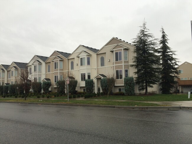 Building Photo - 3 Bedroom 3.5 Bath townhouse in Pasco!