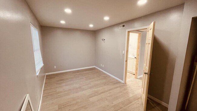 Building Photo - 1410 VILLA CT - B
