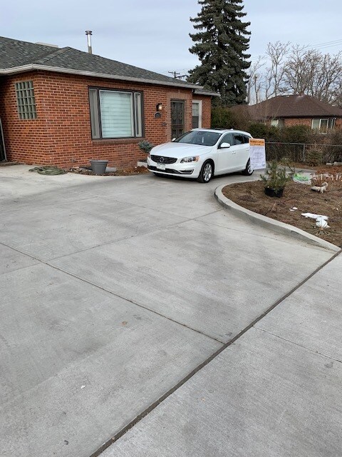 parking space in front - 1355 Quebec St