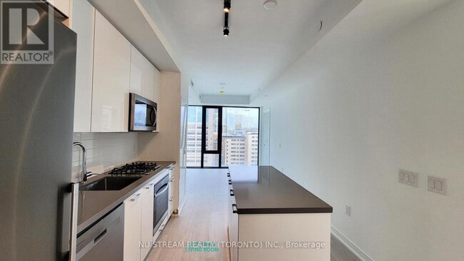 Building Photo - 195 McCaul St