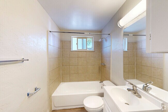 2BR, 2BA - 750SF - Bathroom - Alpine Flats