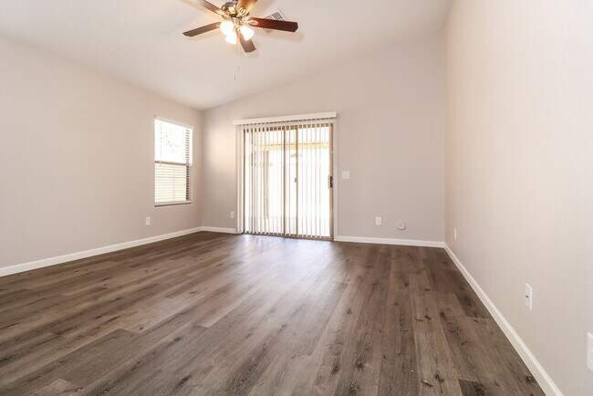 Foto del edificio - 12536 W Reade Ave