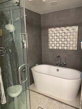 Building Photo - 351 N Post Oak Ln