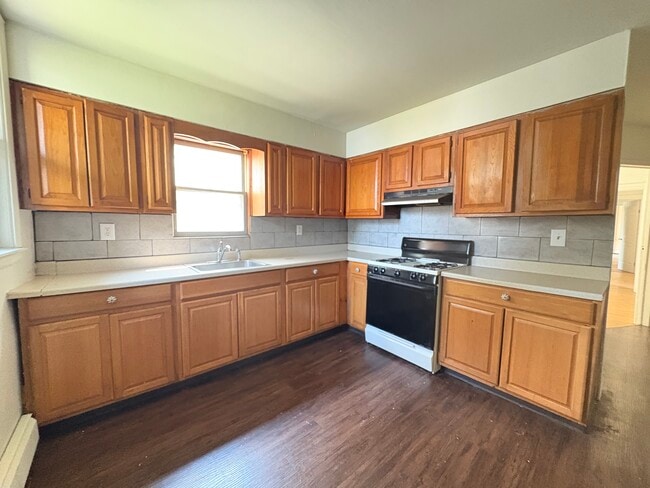 148 Broadway Ave 1R - 146 Broadway