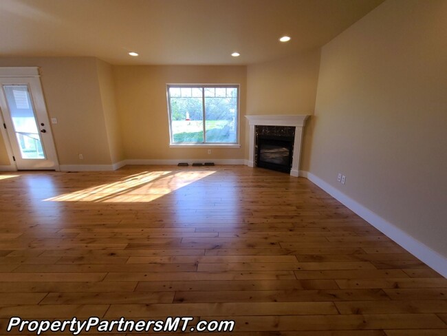 Building Photo - Beautiful 3 Bed 2.5 Bath Town house with A...