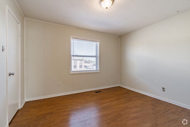 Townhouse 2BR, 1.5BA - 750SF - Bedroom - Sundance Townhomes