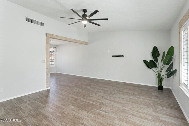 Foto del edificio - 1806 E Redfield Rd