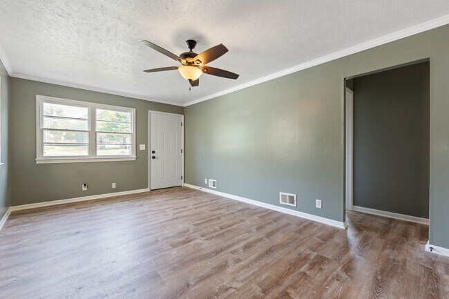 Foto del edificio - 4655 Curtis Ave