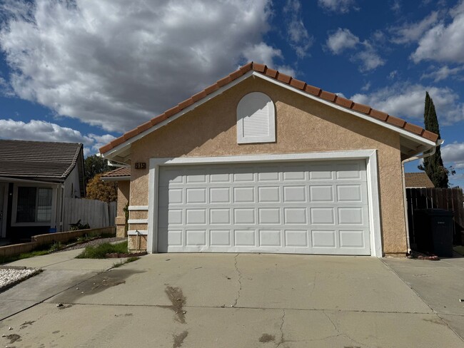 Foto del edificio - Three Bedroom Two Bathroom Home in Hemet!