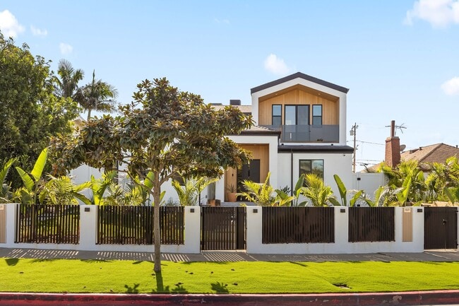 Building Photo - 212 W 64th St