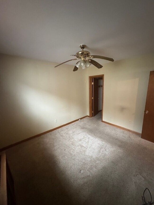 Building Photo - 2 bedroom 1 bathroom