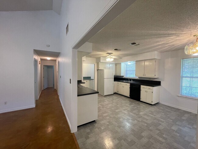 Building Photo - NEW ON MARKET