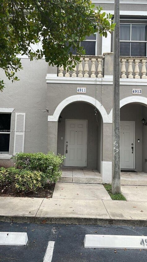 Foto principal - 4911 SW 140th Terrace