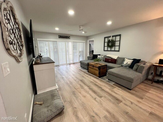 Building Photo - 3 br, 2 bath House - 1807 Embassy Dr Apt 101