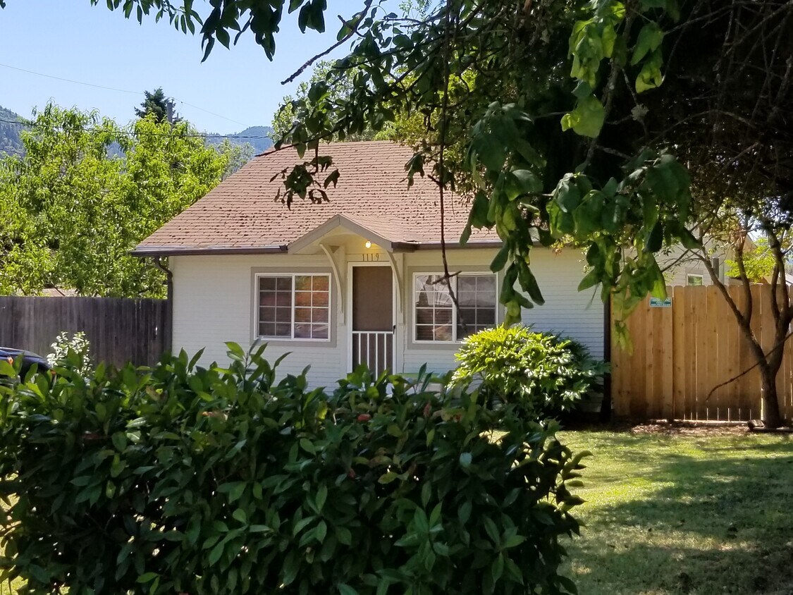 Foto principal - 1119 SE N St