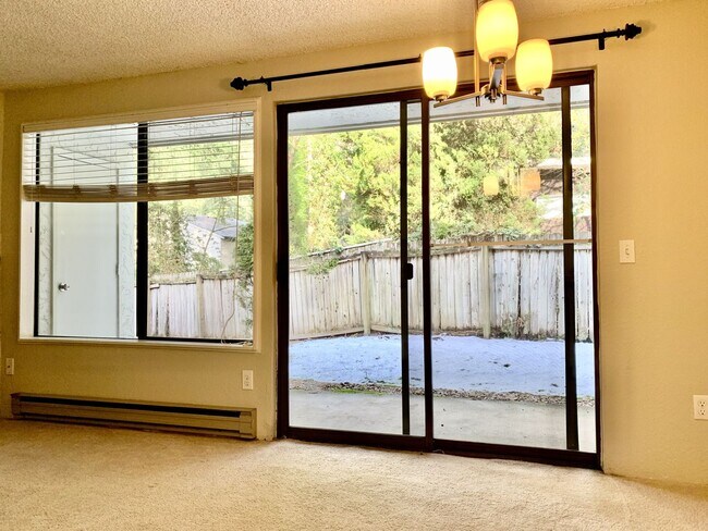 Foto del edificio - 1 BD 1 BA Kirkland Ground Floor Condo with Private Covered Patio