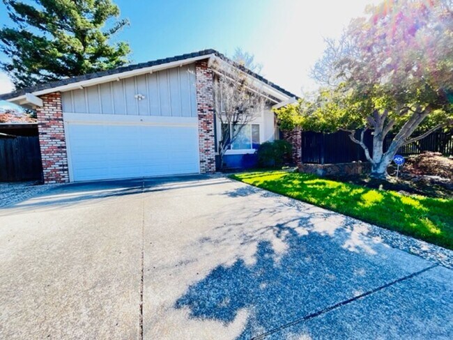 Building Photo - Charming 4BD/2BA, Single-Story Ranch-Style...