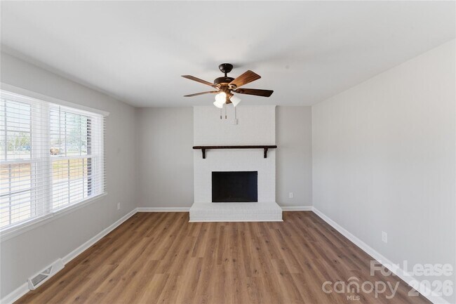 Foto del edificio - 527 Wilson Farm Rd