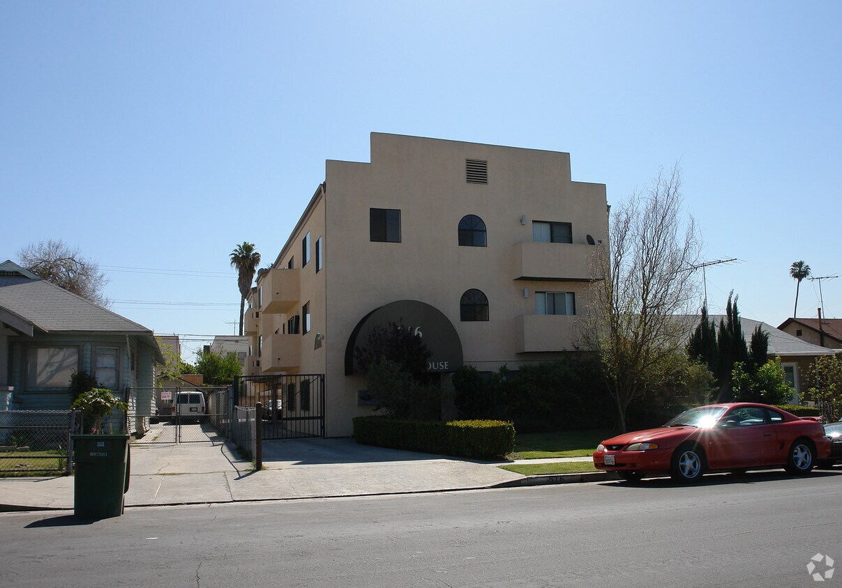 Building Photo - 516 N Oxford Ave