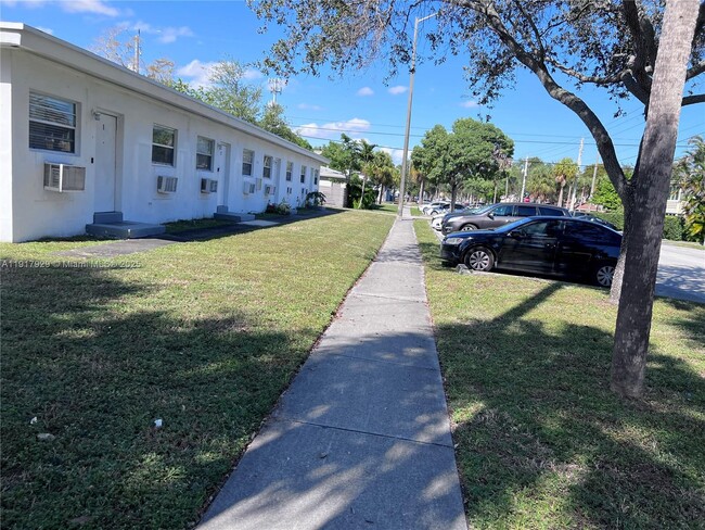 Foto del edificio - 1995 NE 167th St