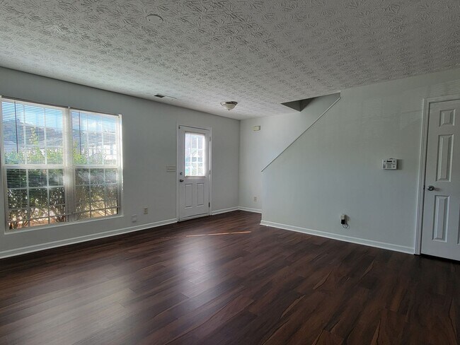 Foto del edificio - Experience modern living in this stunning two-story townhome! Awesome School District