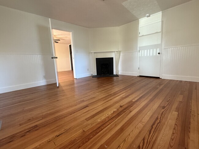 Foto del edificio - 430 E 3rd St NE
