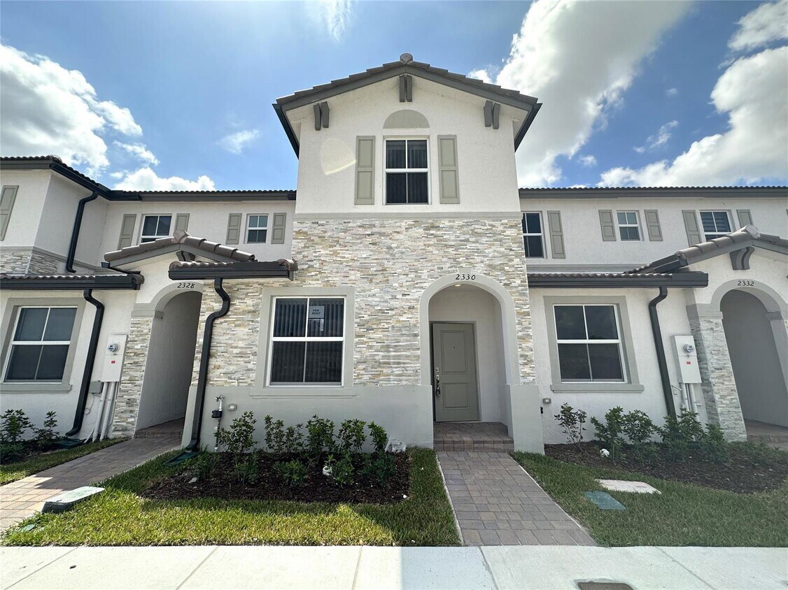 Foto principal - 17339 NW 7th Ave