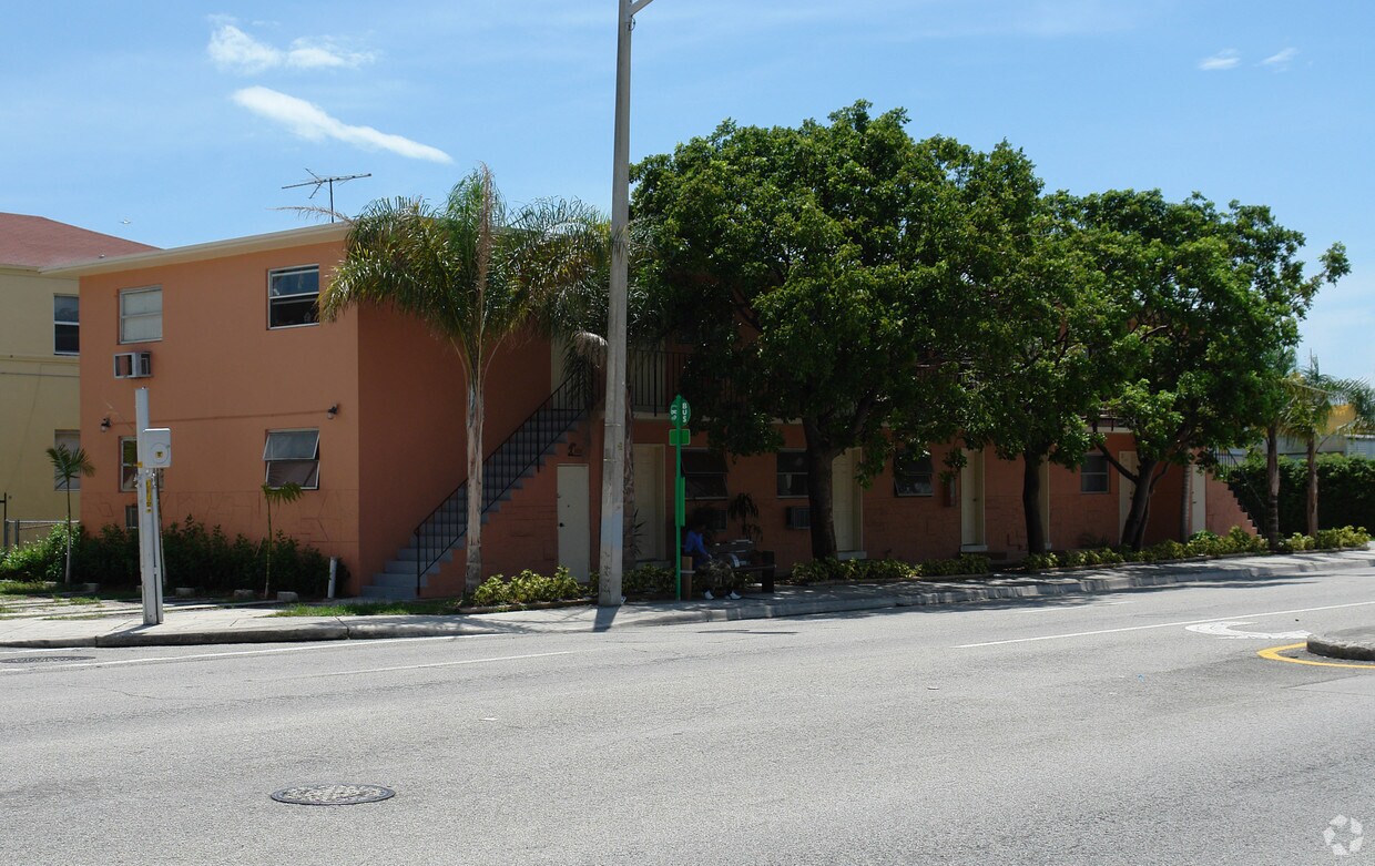 Building Photo - 905 SW 22nd Ave
