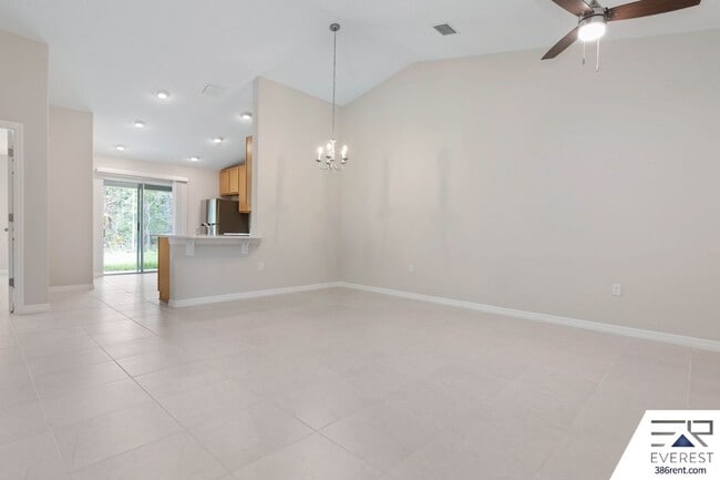 Foto del edificio - LIKE NEW 3/2/1 TOWNHOUSE IN BEAUTIFUL SEMINOLE WOODS