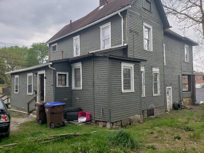 Building Photo - 447 E Silver St