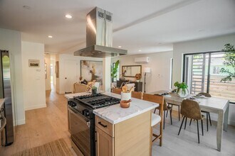 Building Photo - 528-530 Westminster Ave