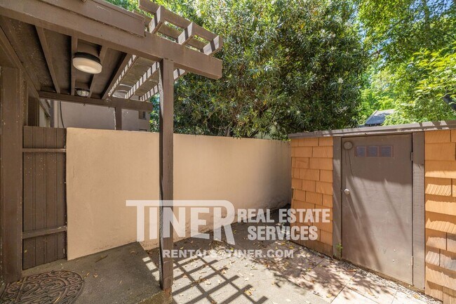 Building Photo - Spacious 1 Bedroom Condominium