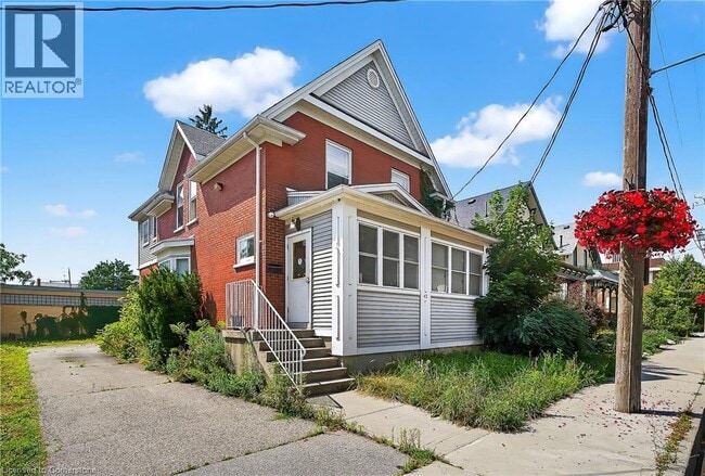 Building Photo - 43 Dupont St E