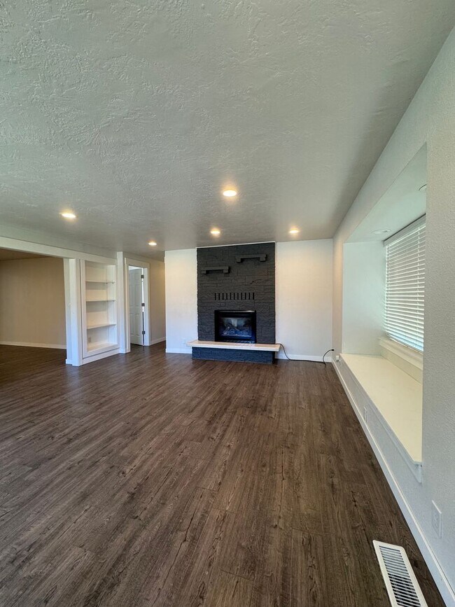 Building Photo - Spacious 4 Bed, 3 Bath House for Rent