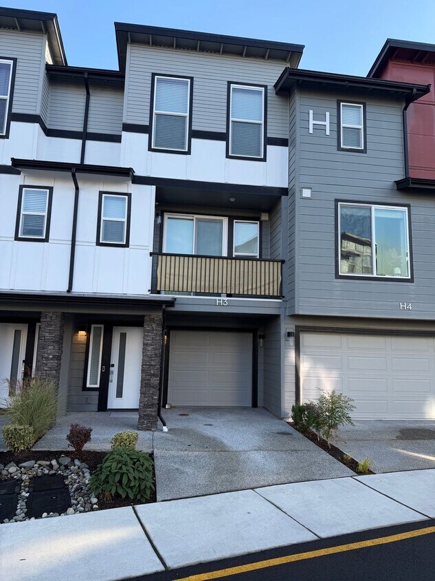 Foto principal - New Lynnwood Upscale Townhome For Rent!