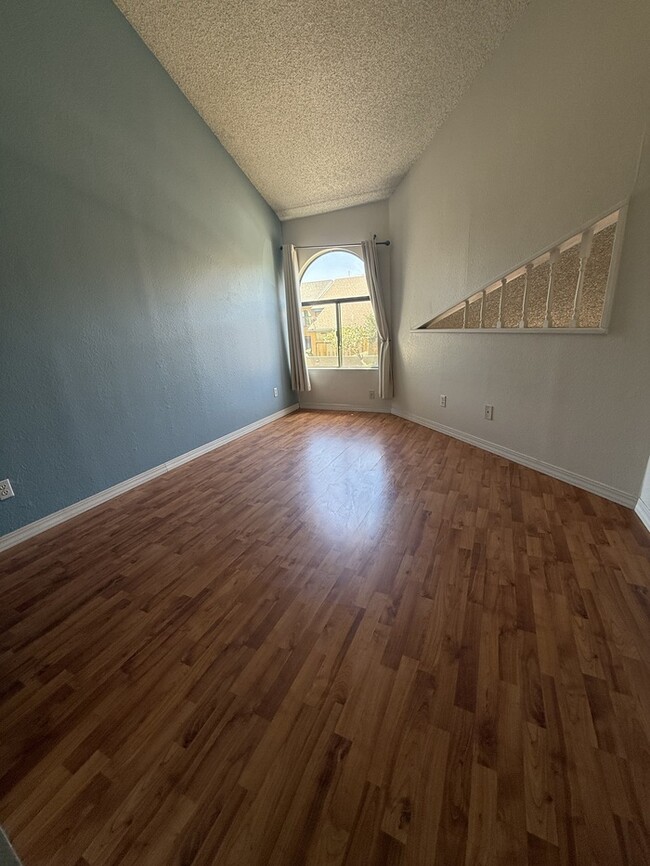 Building Photo - Town Home For Rent