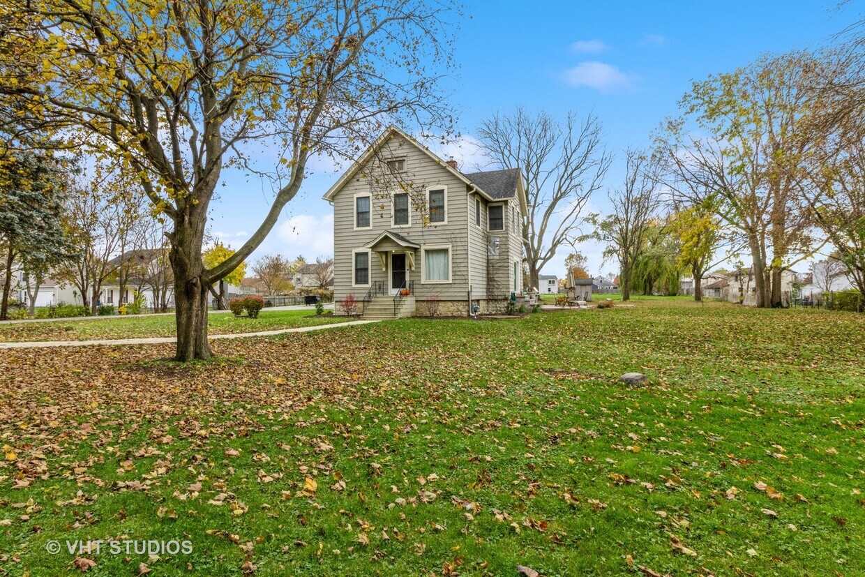 32 83rd St, Naperville, IL 60564 House Rental in Naperville, IL