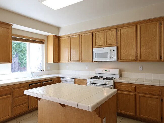 Building Photo - New Renovation* Prestigious Spacious 4 Bedroom